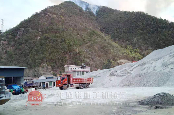 1212型液壓對輥破碎機(jī)重慶巫溪縣安裝現(xiàn)場 